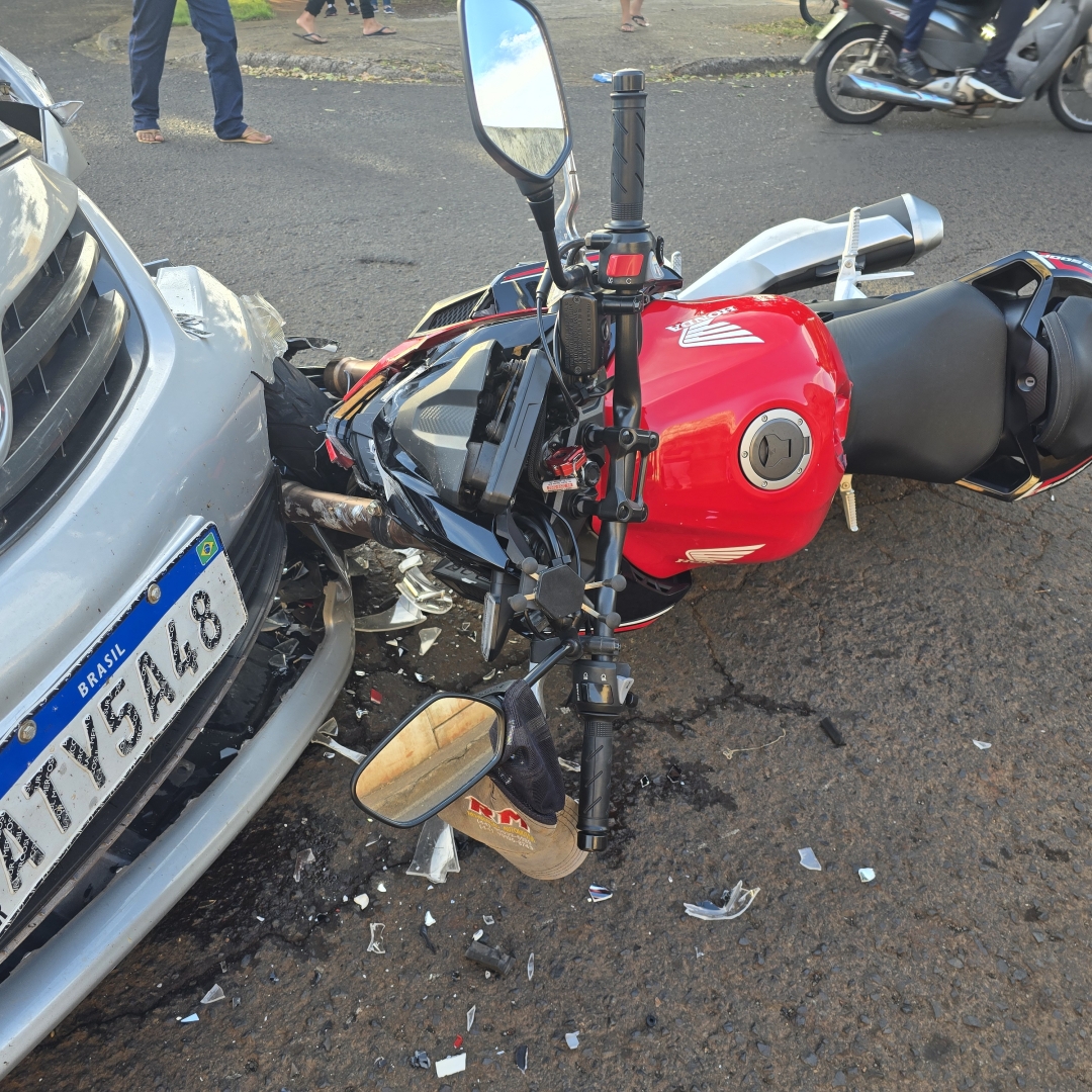 Batida frontal entre moto e carro deixa uma pessoa ferida