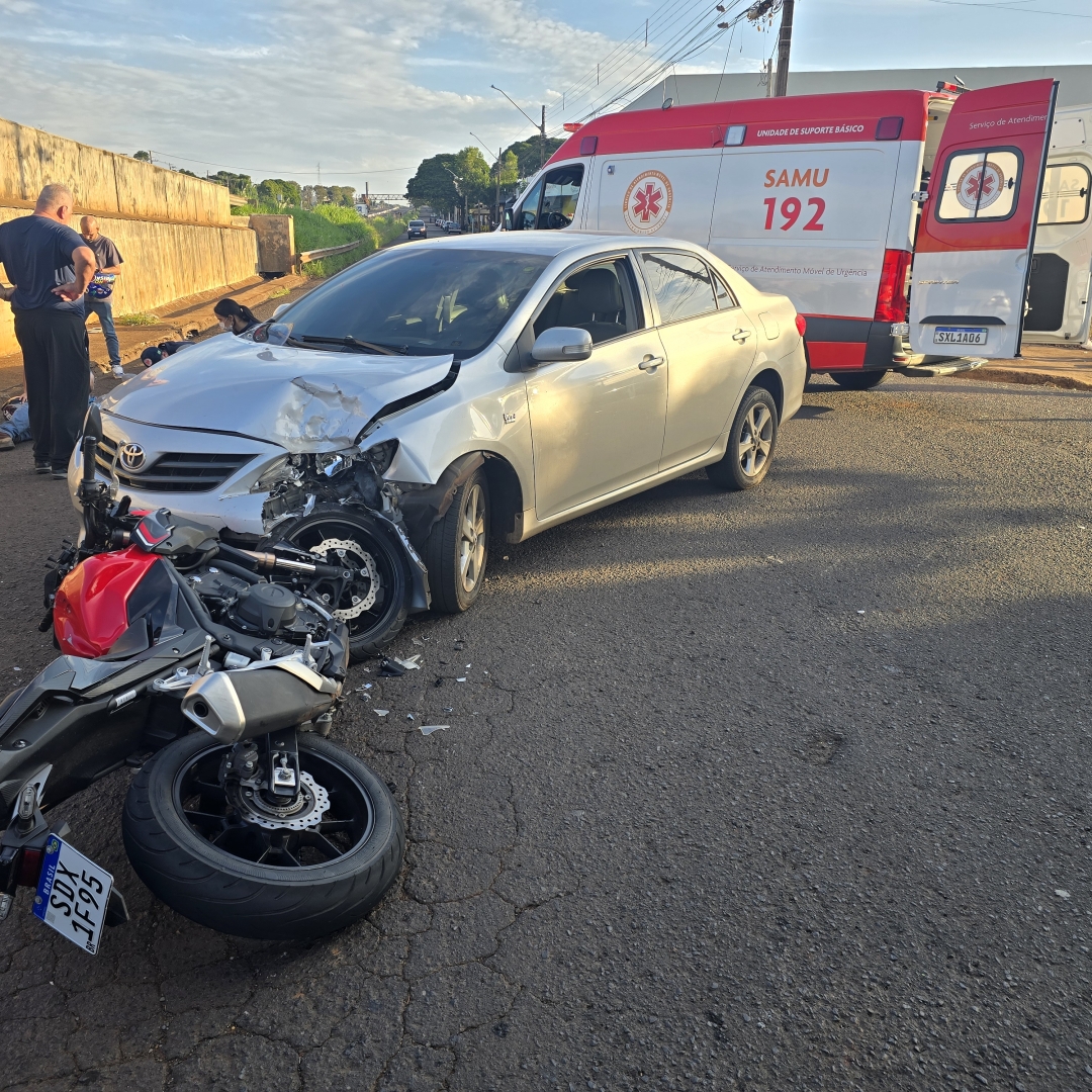 Batida frontal entre moto e carro deixa uma pessoa ferida