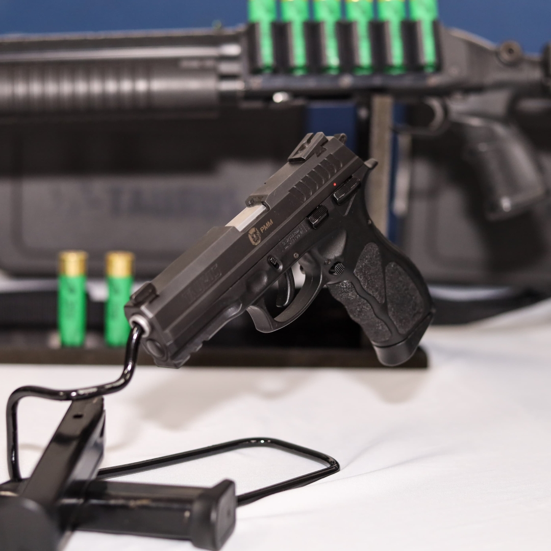 Prefeitura de Maringá entrega novas armas e uniformes ao agente da Guarda Municipal