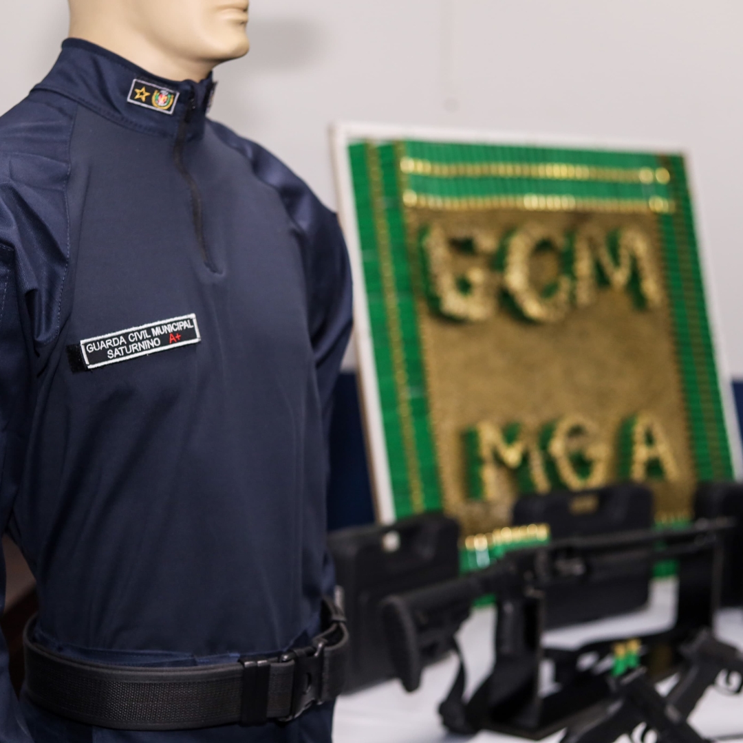 Prefeitura de Maringá entrega novas armas e uniformes ao agente da Guarda Municipal