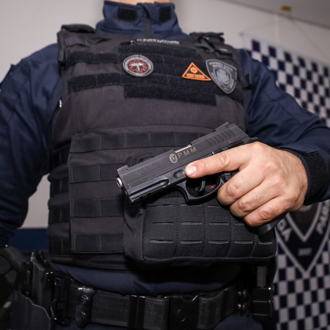 Prefeitura de Maringá entrega novas armas e uniformes ao agente da Guarda Municipal
