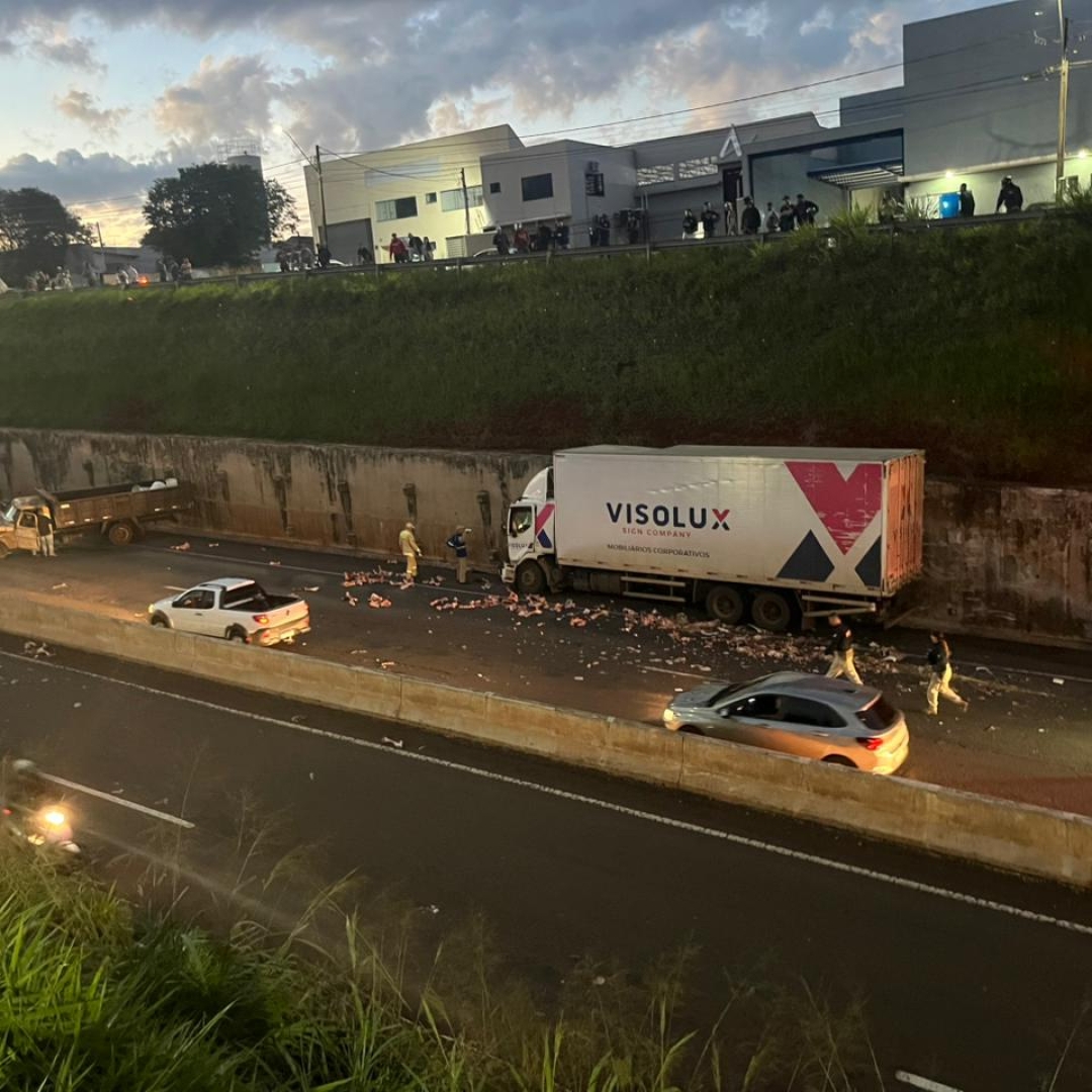 Acidente entre dois caminhões no Contorno Norte deixa dois feridos