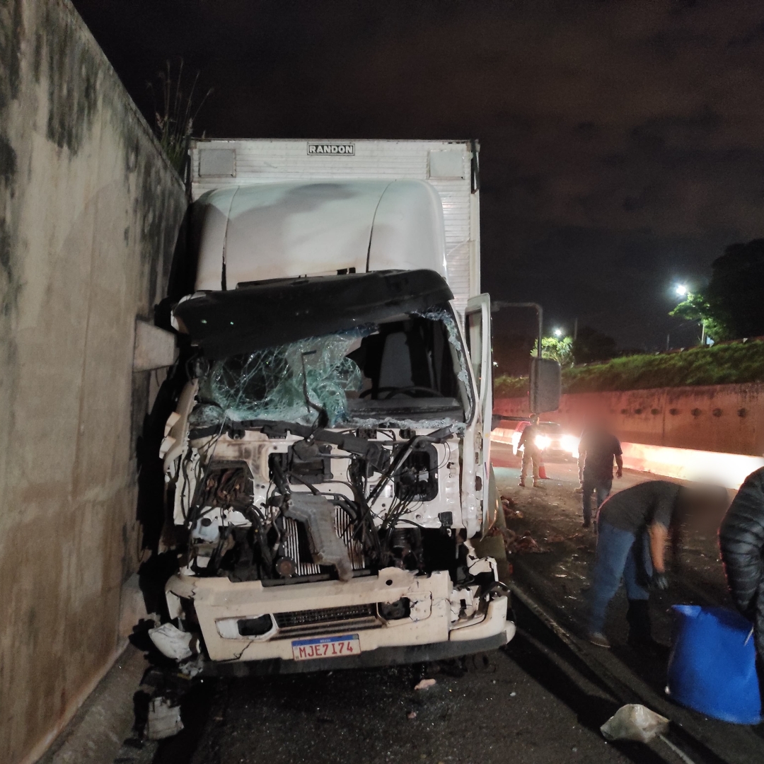 Acidente entre dois caminhões no Contorno Norte deixa dois feridos