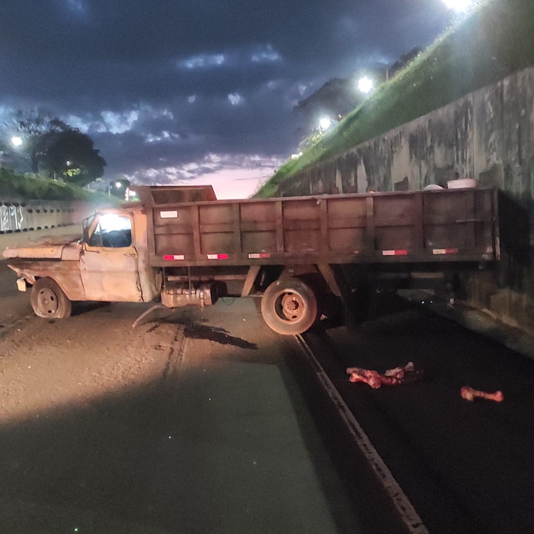 Acidente entre dois caminhões no Contorno Norte deixa dois feridos