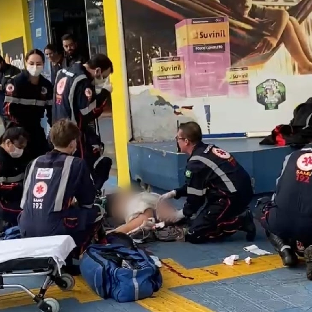 Mulher de 27 anos sofre acidente grave após caminhão invadir preferencial