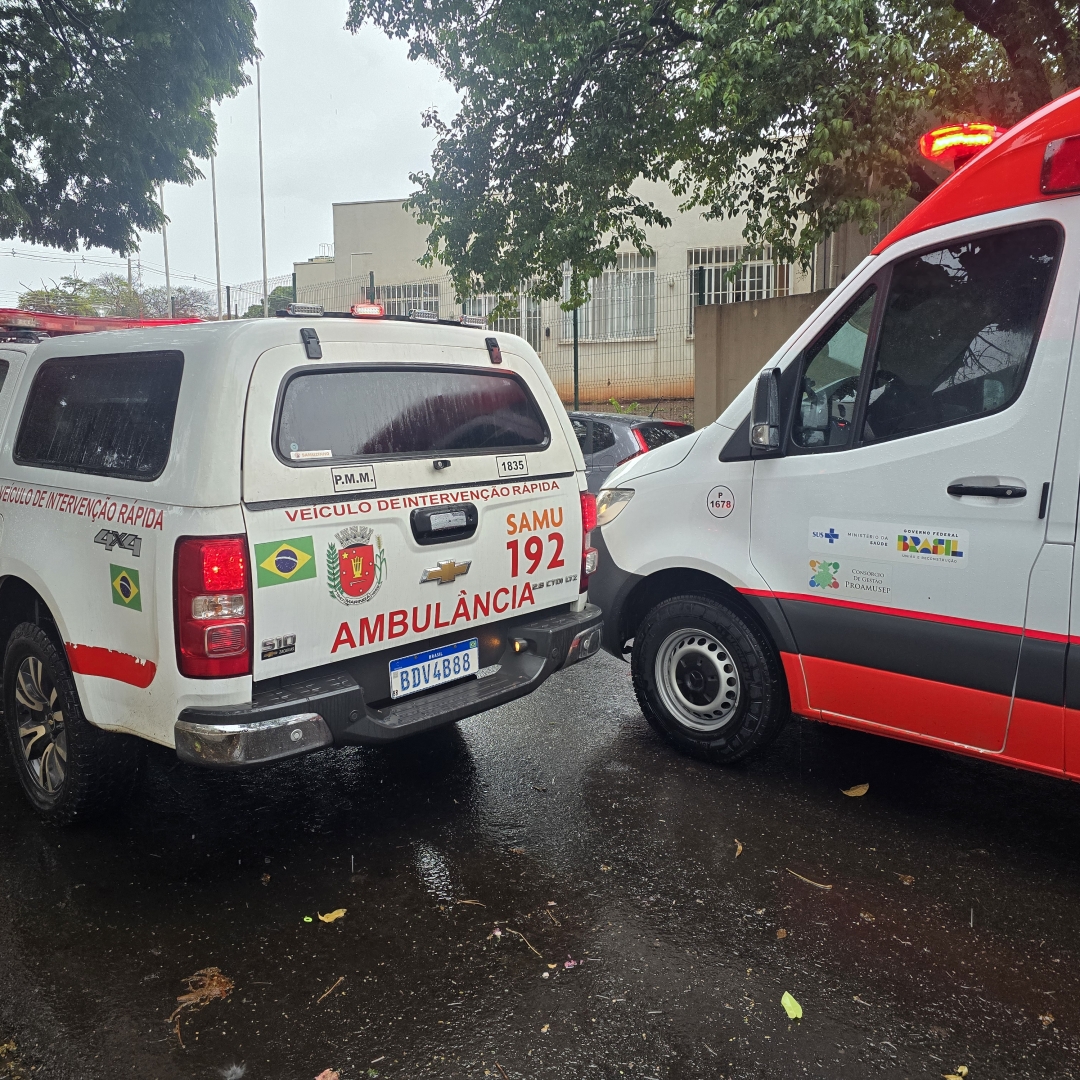 Homem de 60 anos sofre ferimentos ao cair do telhado de uma residência