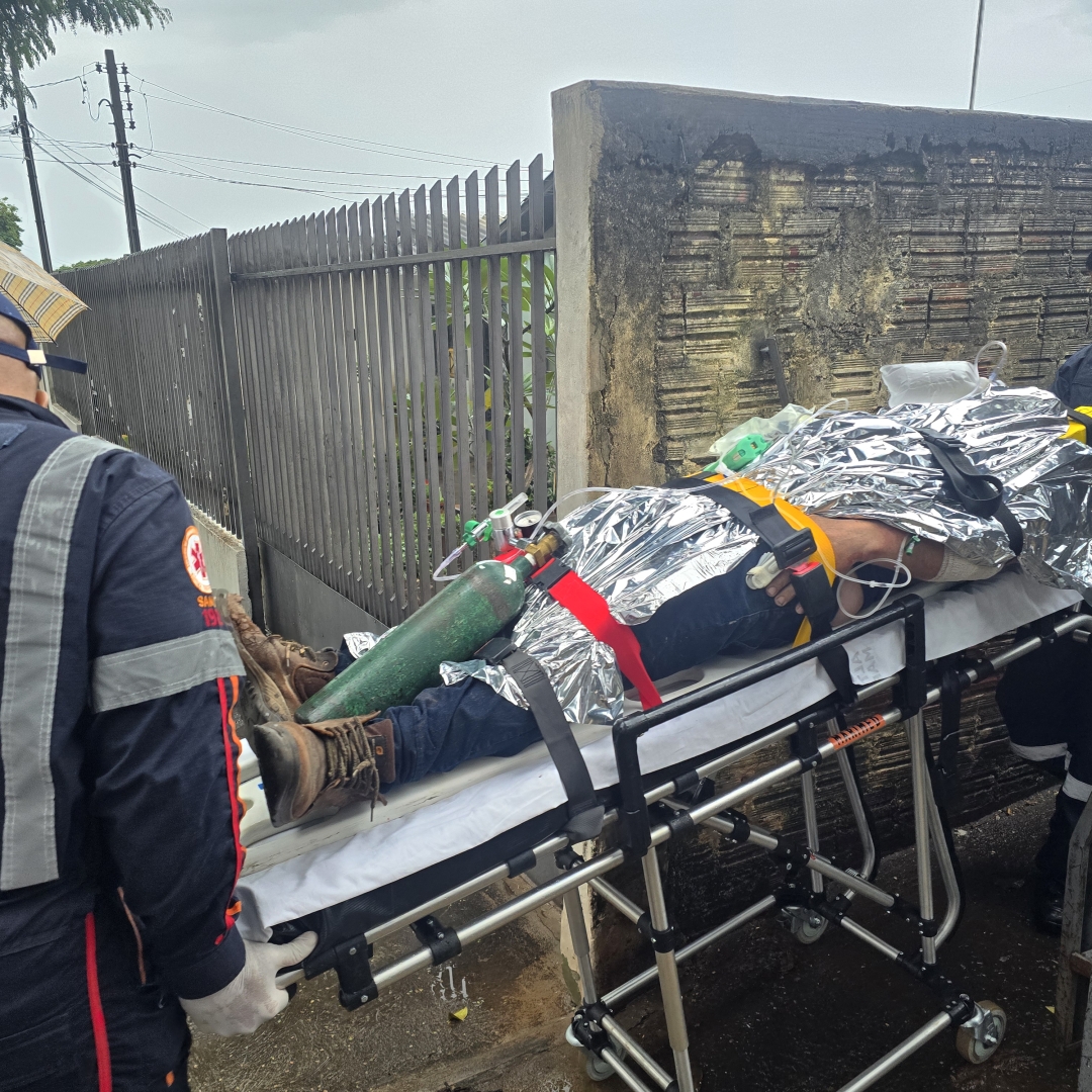 Homem de 60 anos sofre ferimentos ao cair do telhado de uma residência