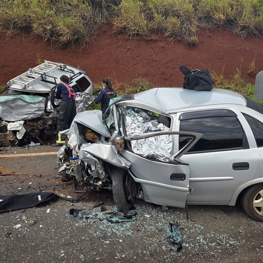 Batida frontal deixa dois mortos na rodovia PR-317
