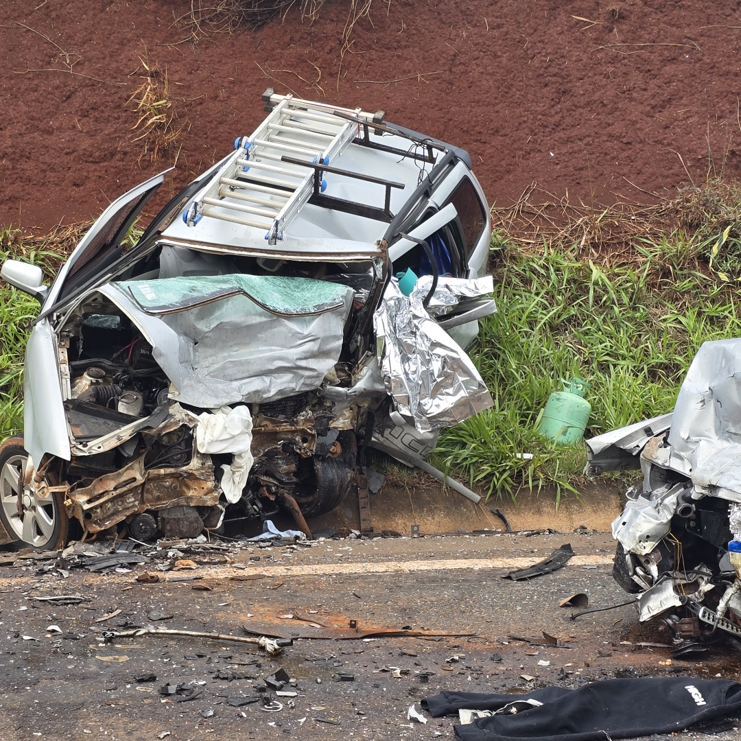 Batida frontal deixa dois mortos na rodovia PR-317
