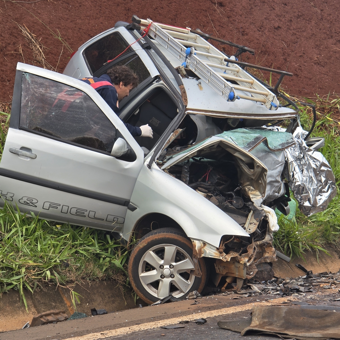 Batida frontal deixa dois mortos na rodovia PR-317