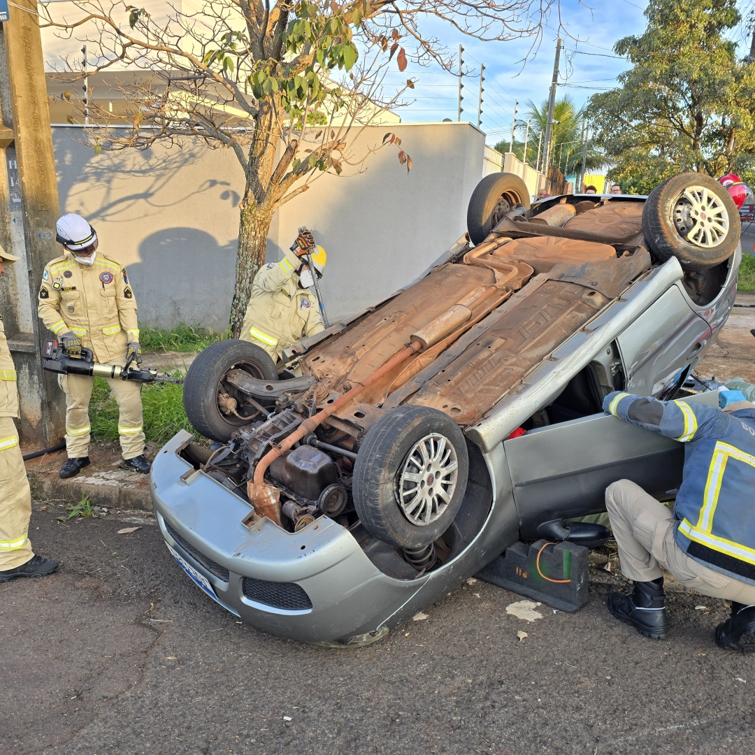 Motorista na contramão invade preferencial e causa acidente em Maringá
