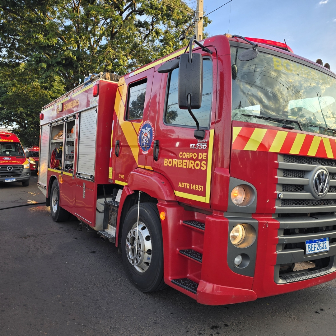 Motorista na contramão invade preferencial e causa acidente em Maringá
