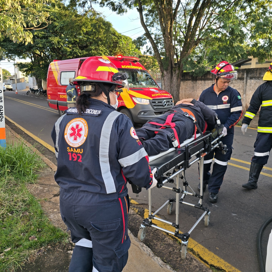 Motorista na contramão invade preferencial e causa acidente em Maringá