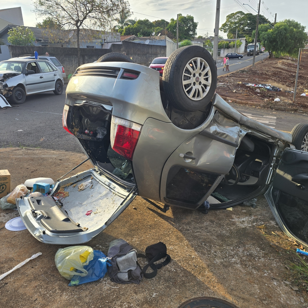 Motorista na contramão invade preferencial e causa acidente em Maringá