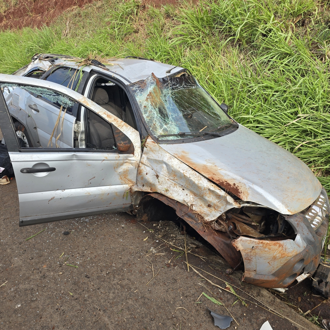 Motorista sofre acidente grave após carro capotar por várias vezes no Contorno Norte