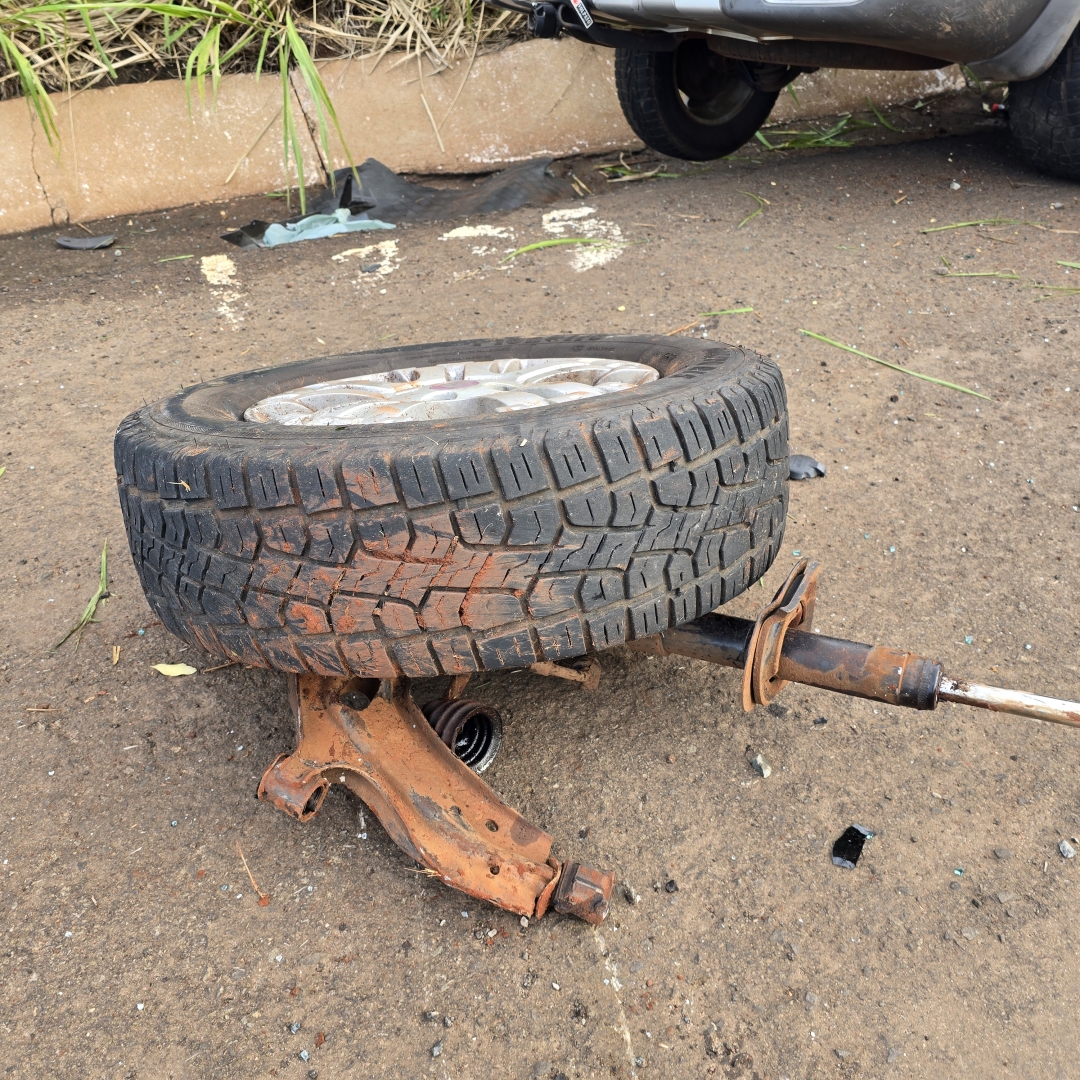 Motorista sofre acidente grave após carro capotar por várias vezes no Contorno Norte