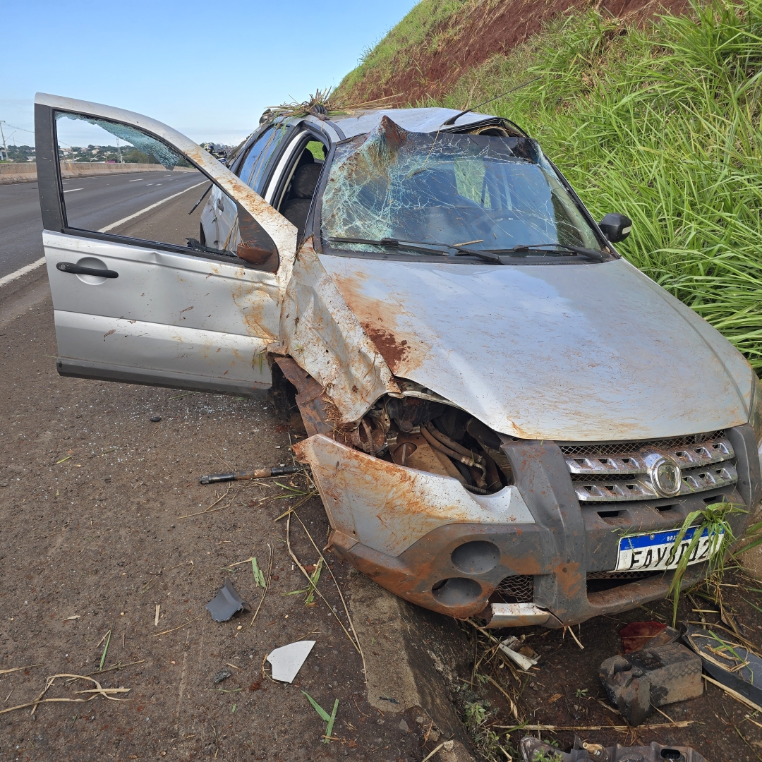 Motorista sofre acidente grave após carro capotar por várias vezes no Contorno Norte