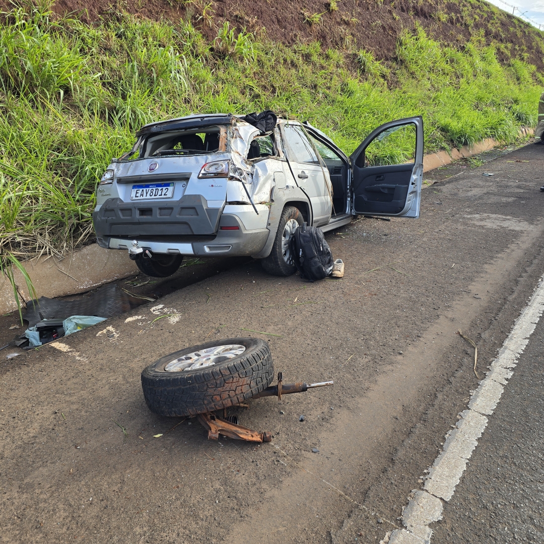 Motorista sofre acidente grave após carro capotar por várias vezes no Contorno Norte