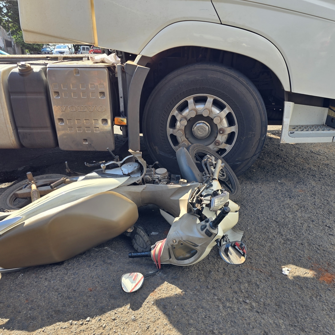 Mulher de 24 anos sofre acidente grave na Avenida Colombo