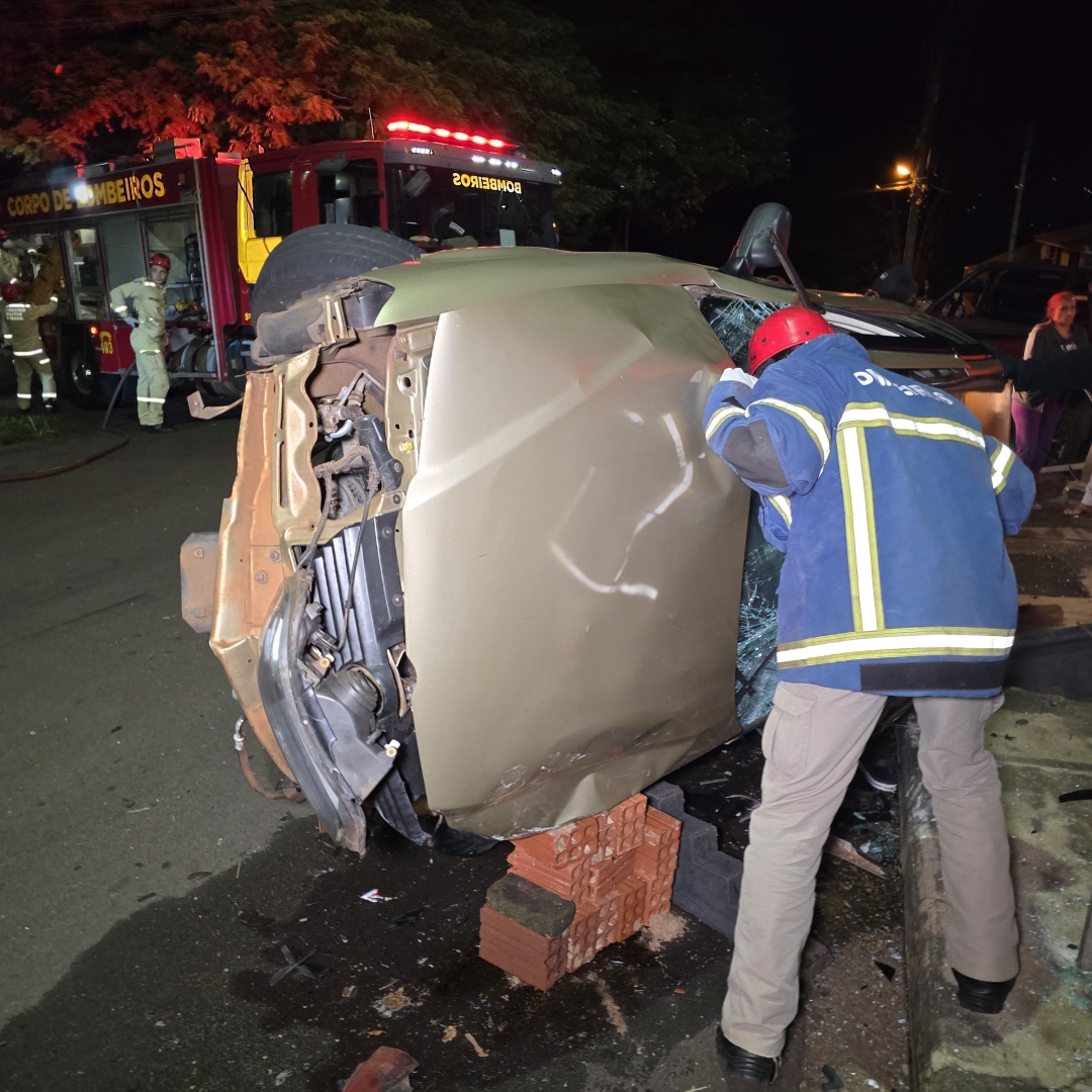 Mulher com caminhonete invade preferencial e causa acidente gravíssimo em Maringá