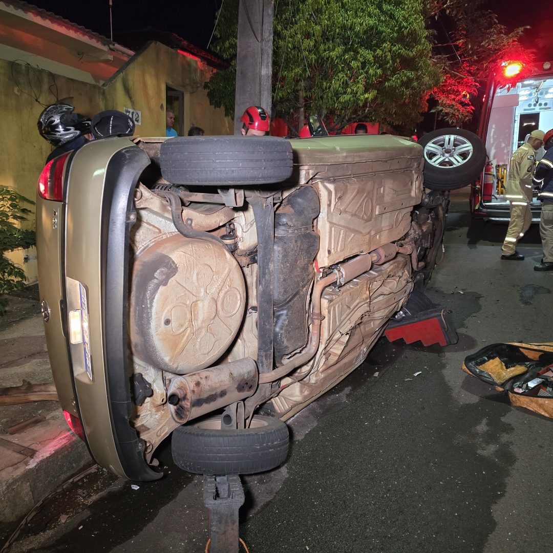 Mulher com caminhonete invade preferencial e causa acidente gravíssimo em Maringá
