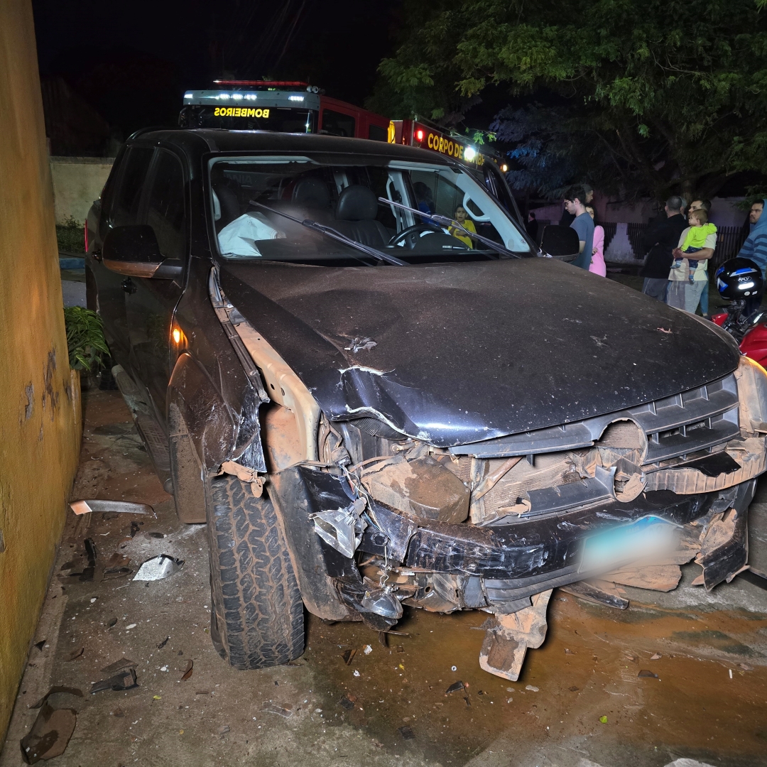 Mulher com caminhonete invade preferencial e causa acidente gravíssimo em Maringá