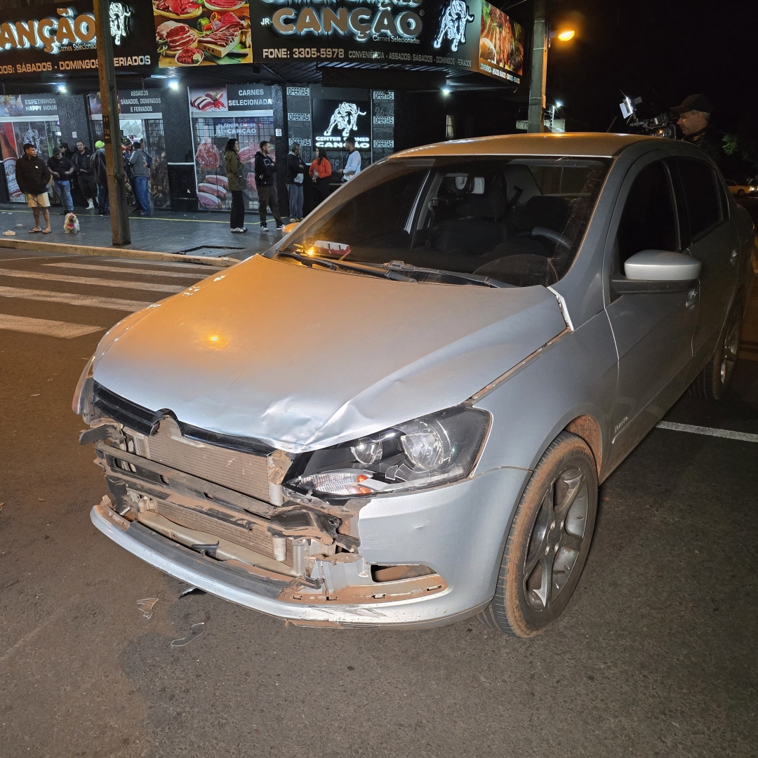 Motoboy fica gravemente ferido após motorista invadir preferencial em Maringá