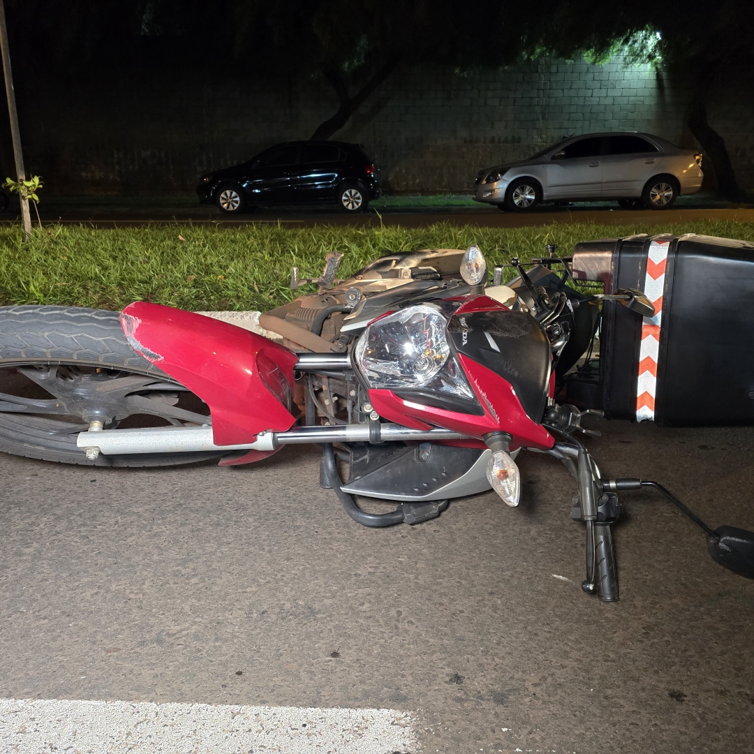 Motoboy fica gravemente ferido após motorista invadir preferencial em Maringá