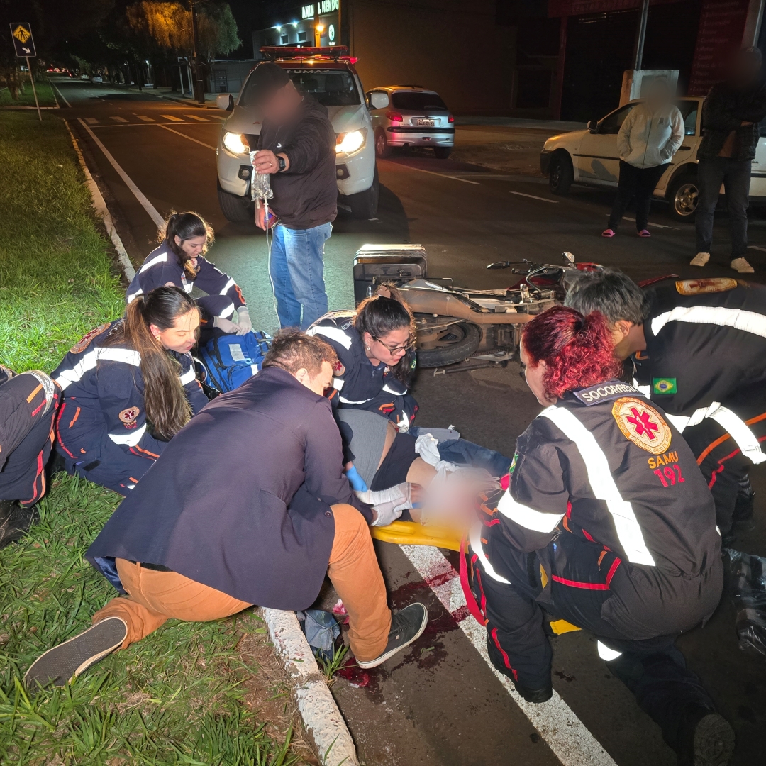 Motoboy fica gravemente ferido após motorista invadir preferencial em Maringá