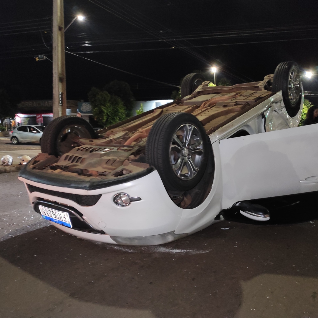 Motorista invade preferencial e causa capotamento na Avenida Tuiuti
