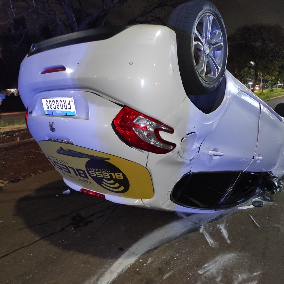 Motorista invade preferencial e causa capotamento na Avenida Tuiuti