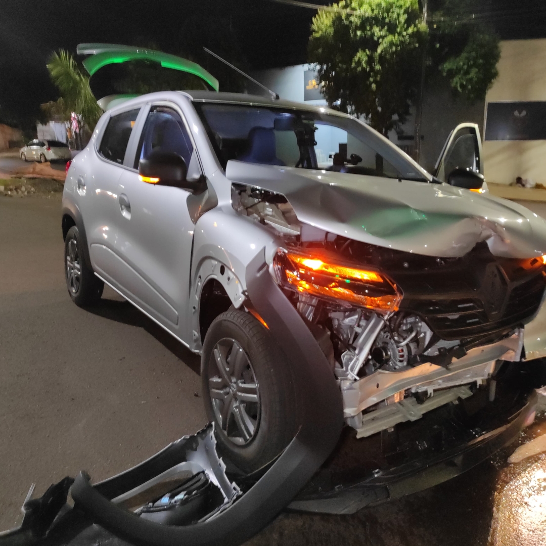 Motorista invade preferencial e causa capotamento na Avenida Tuiuti