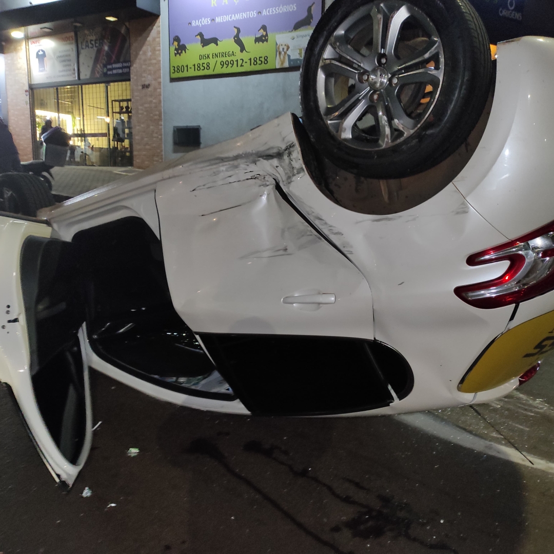Motorista invade preferencial e causa capotamento na Avenida Tuiuti