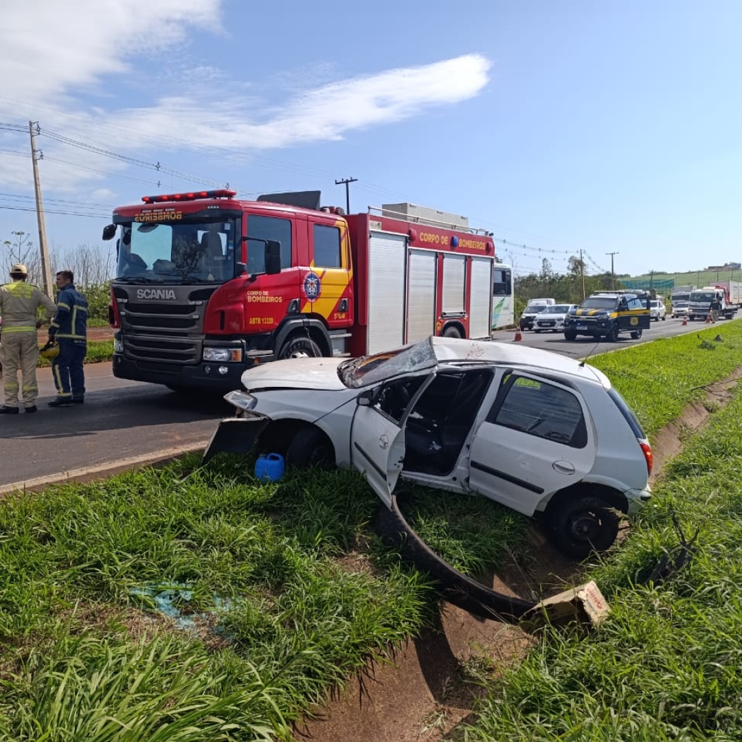 Idoso de 87 anos fica em estado grave ao capotar veículo na rodovia BR-376