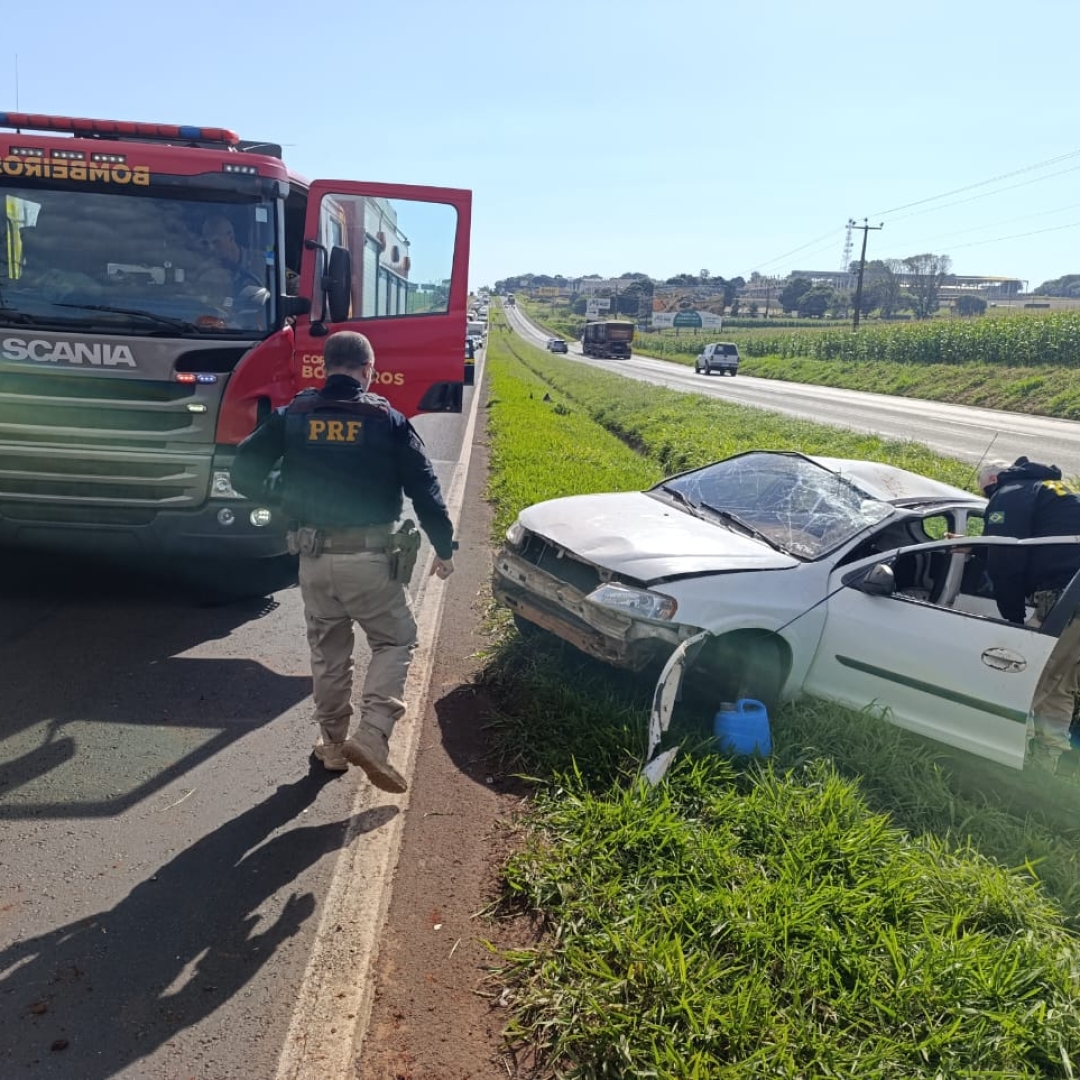 Idoso de 87 anos fica em estado grave ao capotar veículo na rodovia BR-376