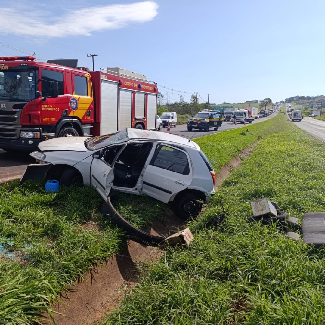 Idoso de 87 anos fica em estado grave ao capotar veículo na rodovia BR-376
