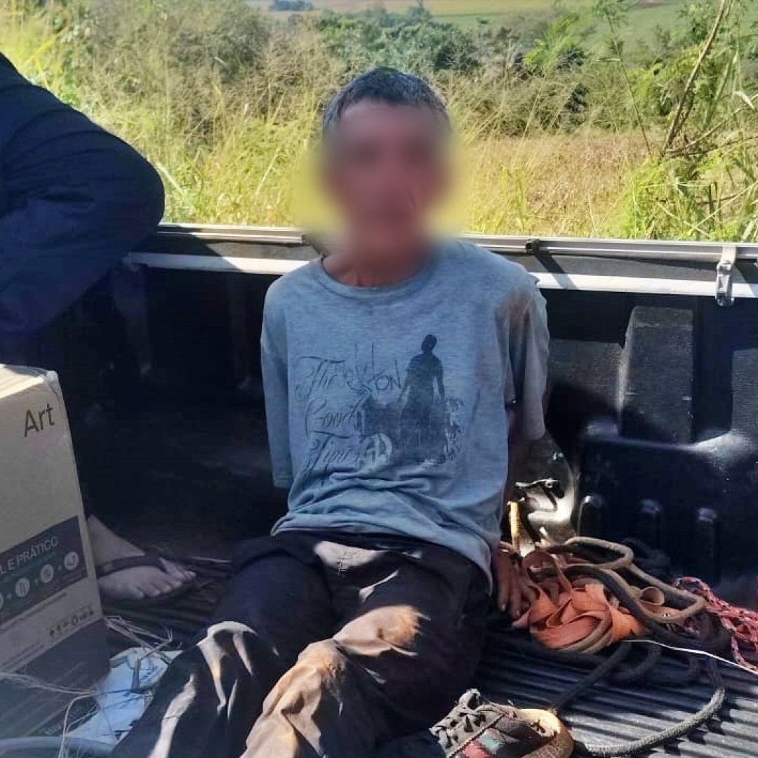 Dono de barracão flagra ladrão de fios em sua propriedade e consegue deter o suspeito