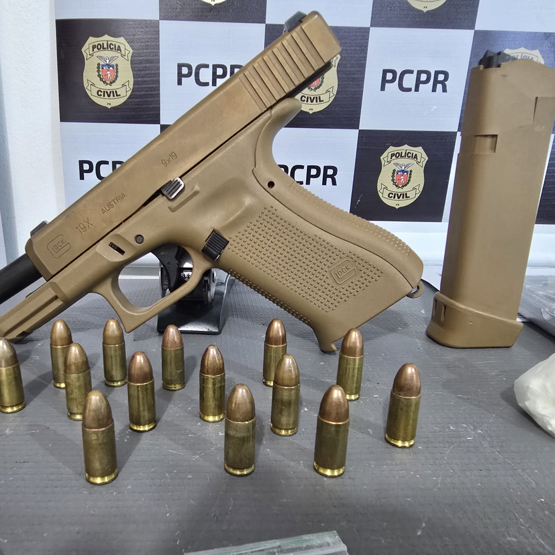 Setor Antitóxicos de Maringá apreende pistola de uso restrito e grande quantidade de cocaína; duas pessoas foram presas