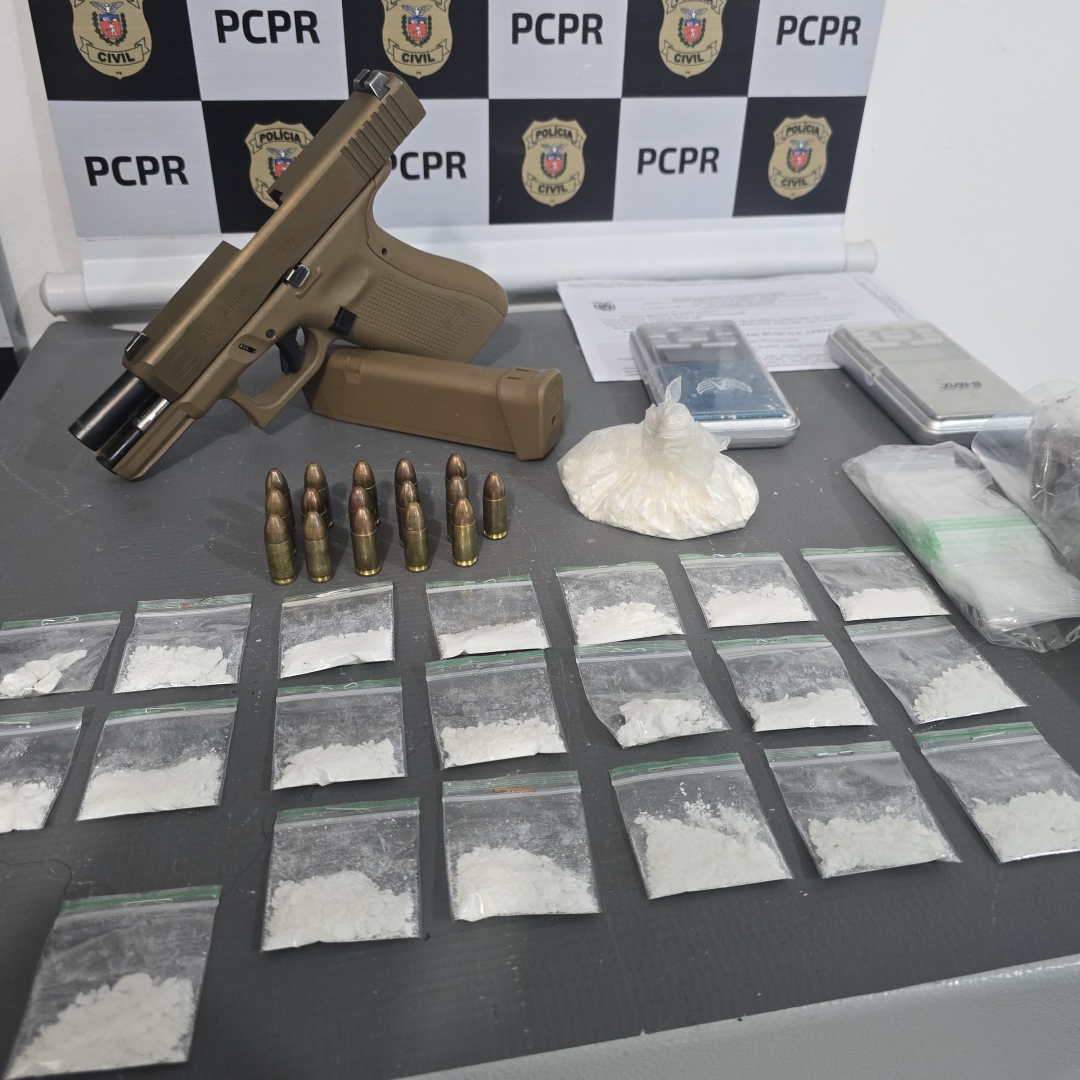 Setor Antitóxicos de Maringá apreende pistola de uso restrito e grande quantidade de cocaína; duas pessoas foram presas