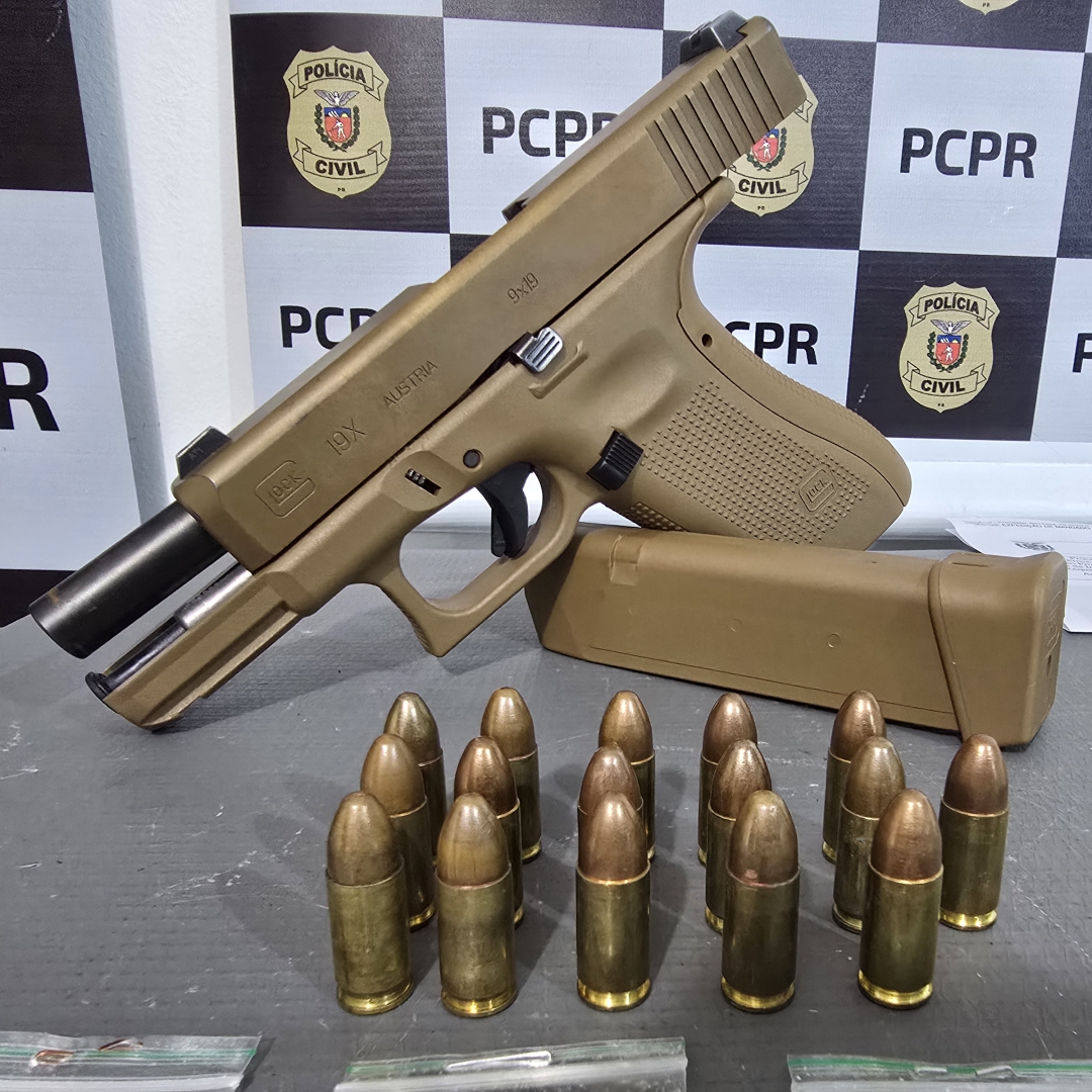 Setor Antitóxicos de Maringá apreende pistola de uso restrito e grande quantidade de cocaína; duas pessoas foram presas