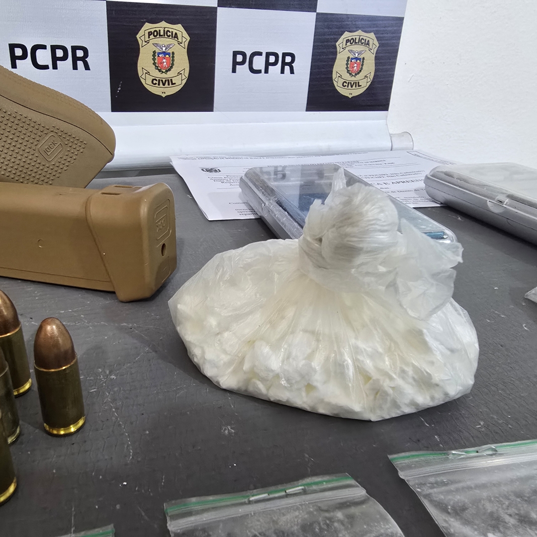 Setor Antitóxicos de Maringá apreende pistola de uso restrito e grande quantidade de cocaína; duas pessoas foram presas