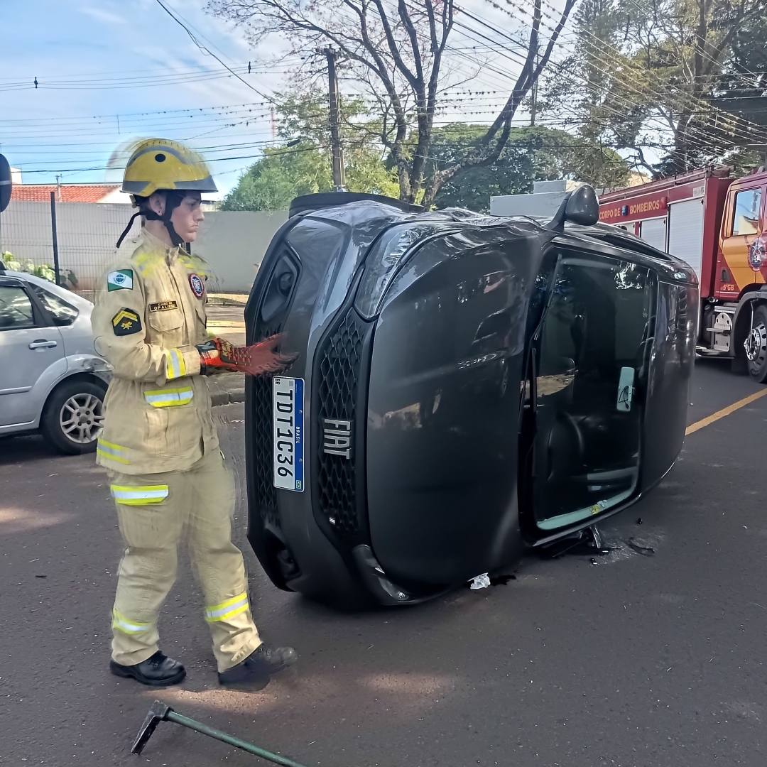 Motorista passa mal e bate em outro veículo na zona 4, em Maringá