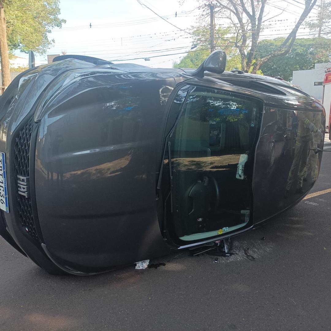 Motorista passa mal e bate em outro veículo na zona 4, em Maringá