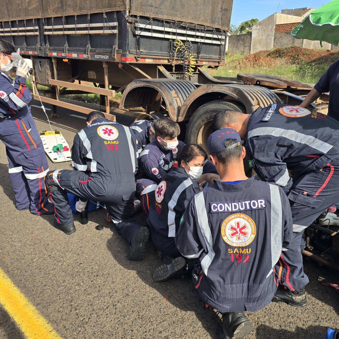 Motoboy fica gravemente ferido ao bater na traseira de carreta