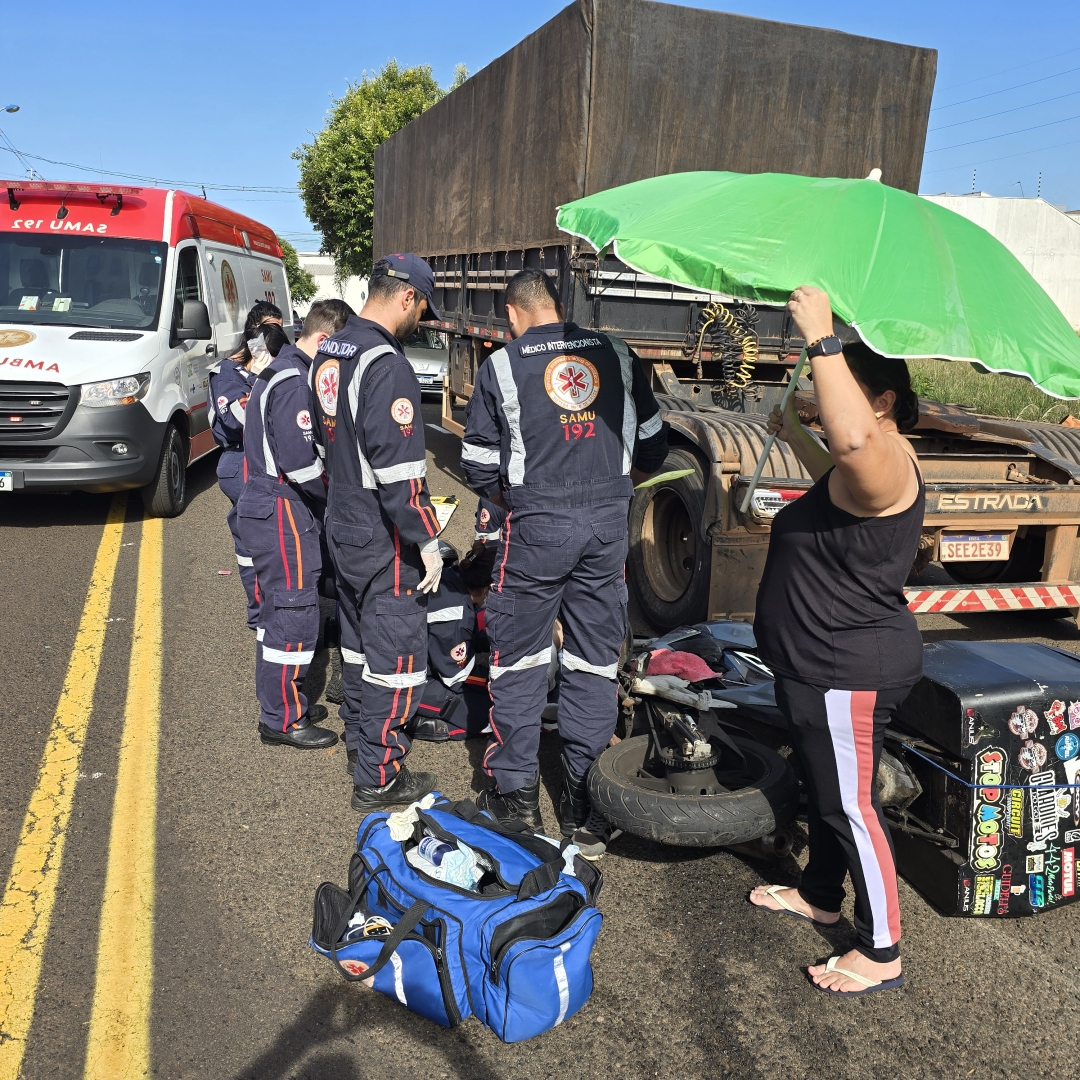 Motoboy fica gravemente ferido ao bater na traseira de carreta