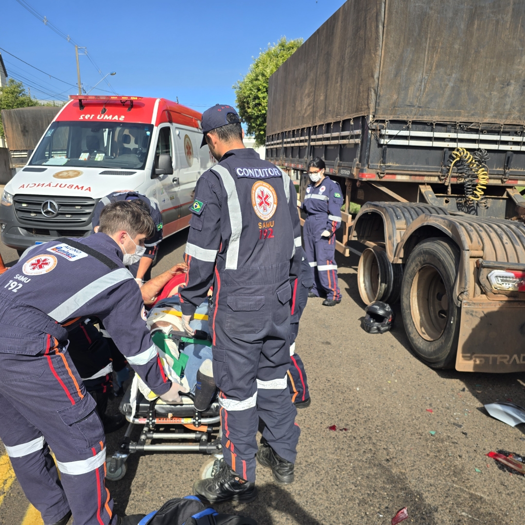 Motoboy fica gravemente ferido ao bater na traseira de carreta