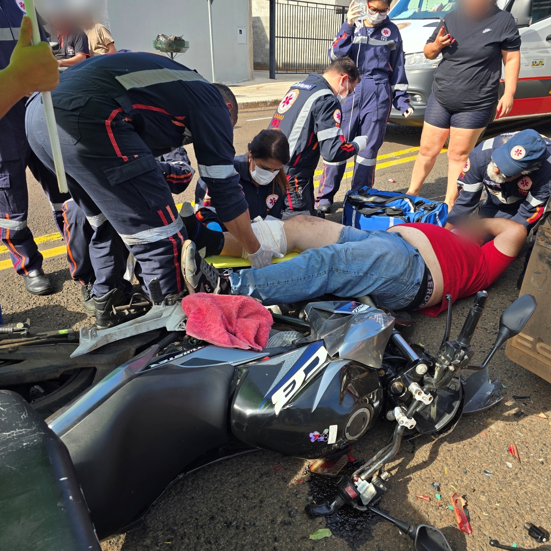 Motoboy fica gravemente ferido ao bater na traseira de carreta