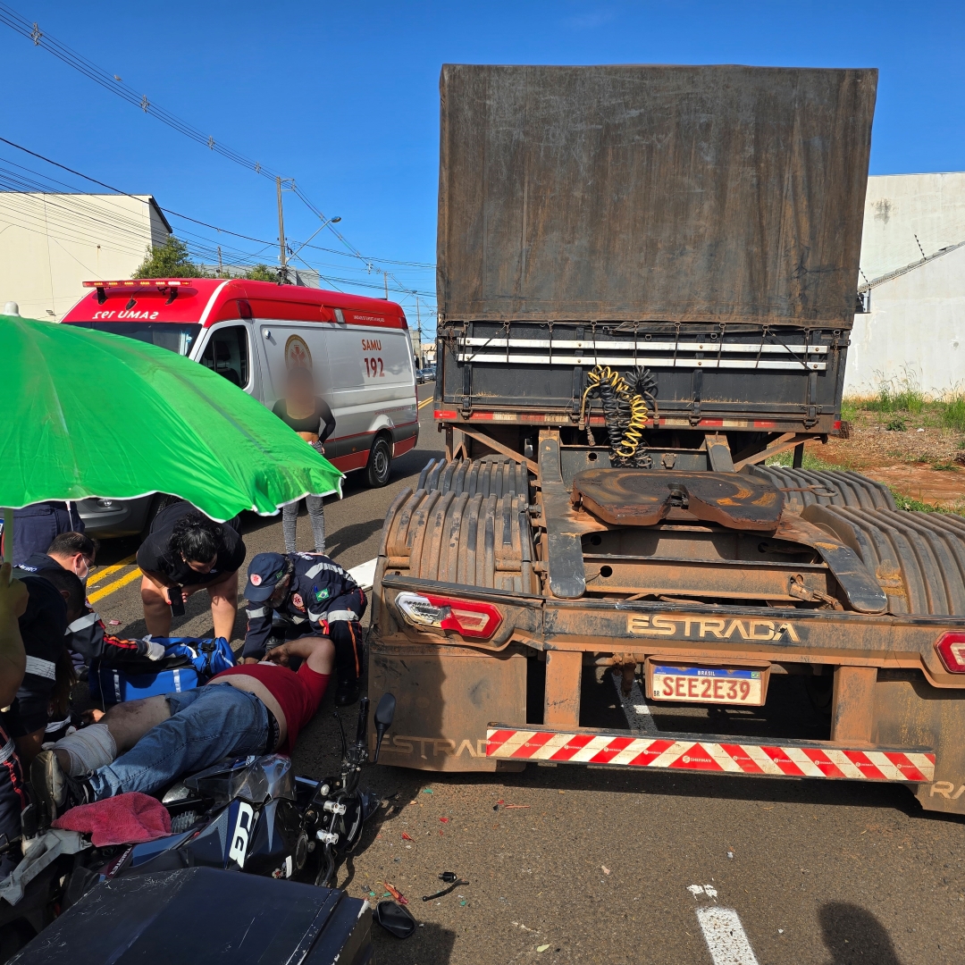 Motoboy fica gravemente ferido ao bater na traseira de carreta