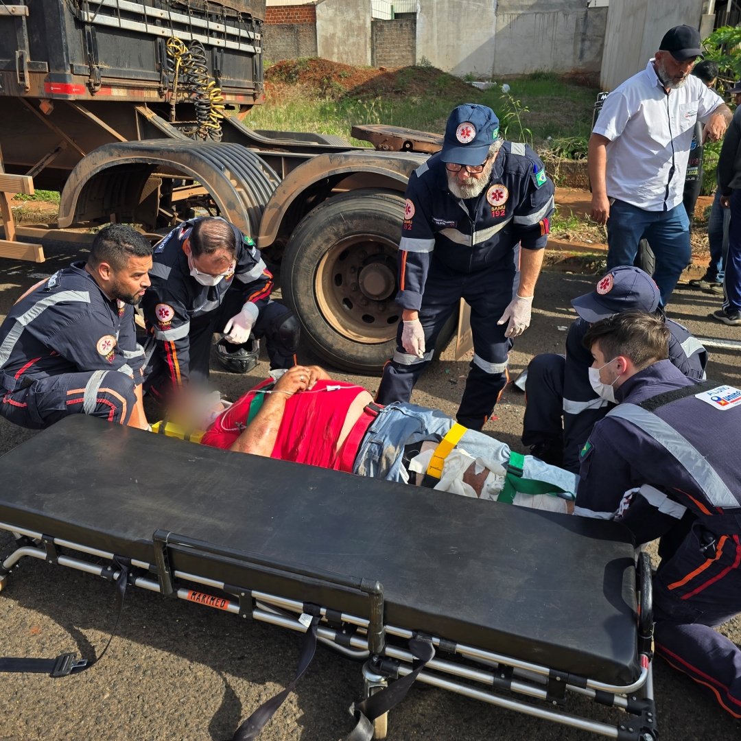 Motoboy fica gravemente ferido ao bater na traseira de carreta
