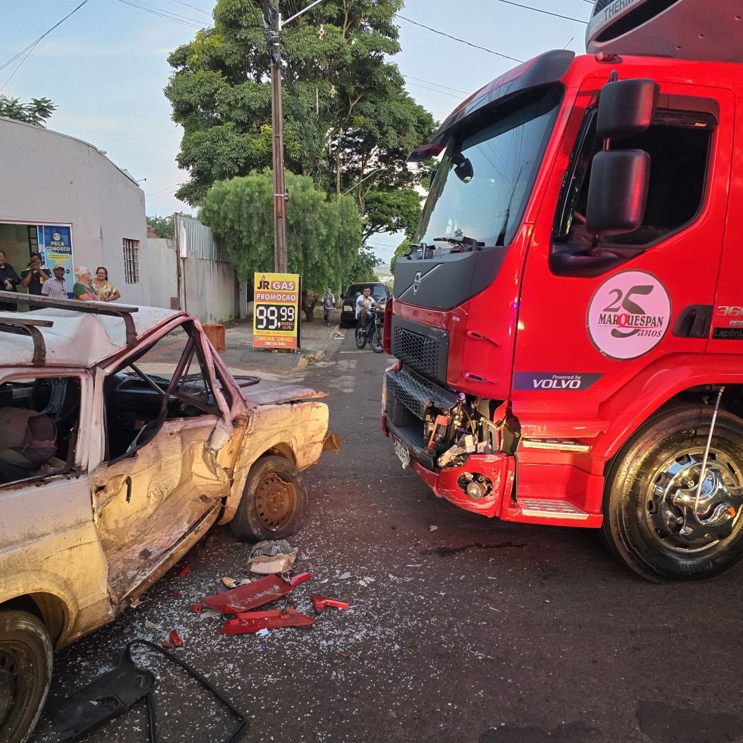 Passageiro de automóvel fica ferido após caminhão provocar acidente grave em Maringá